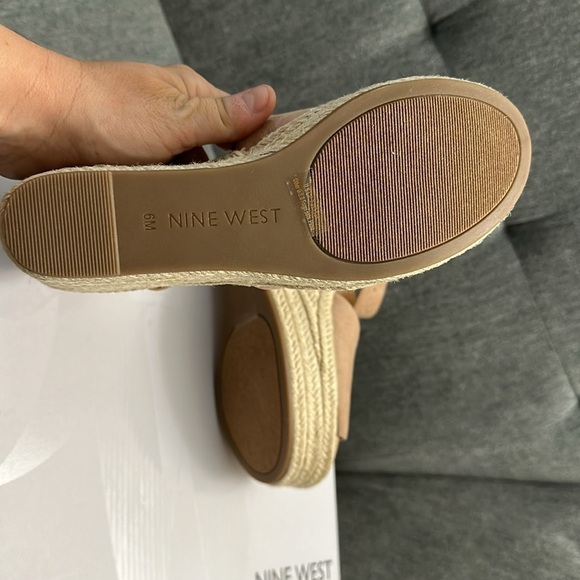 BRAND NEW IN BOX-Nine West Natural Beige Wedge Heels size 6M - Picture 3 of 7